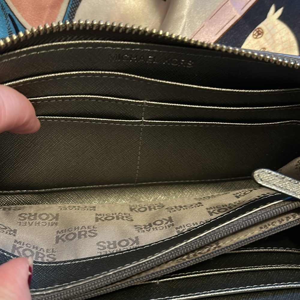 Michael Kors Metallic big zip around Wallet - Picture 6 of 11